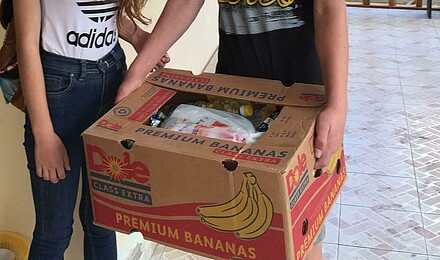Teenager helfen beim Packen des Lebensmittelpakets