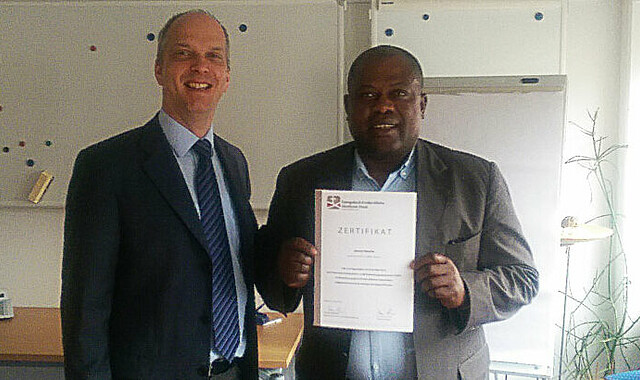 James Nwafor mit Zertifikat
