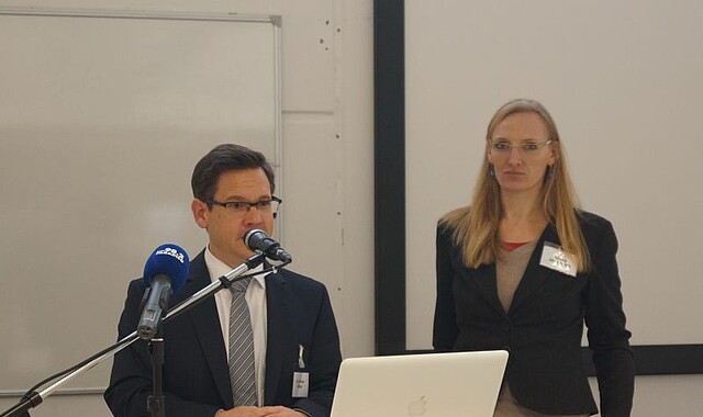 Dr. Oliver Pilnei und Jenny Jörgensen